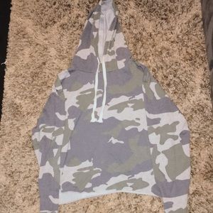 Camo. Cropped hoodie